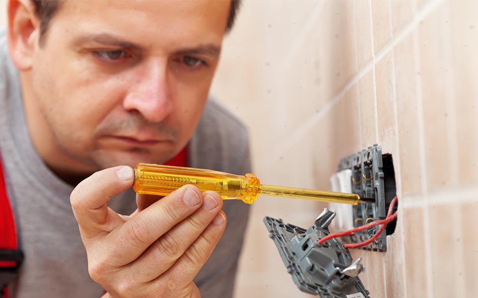 un électricien Cergy